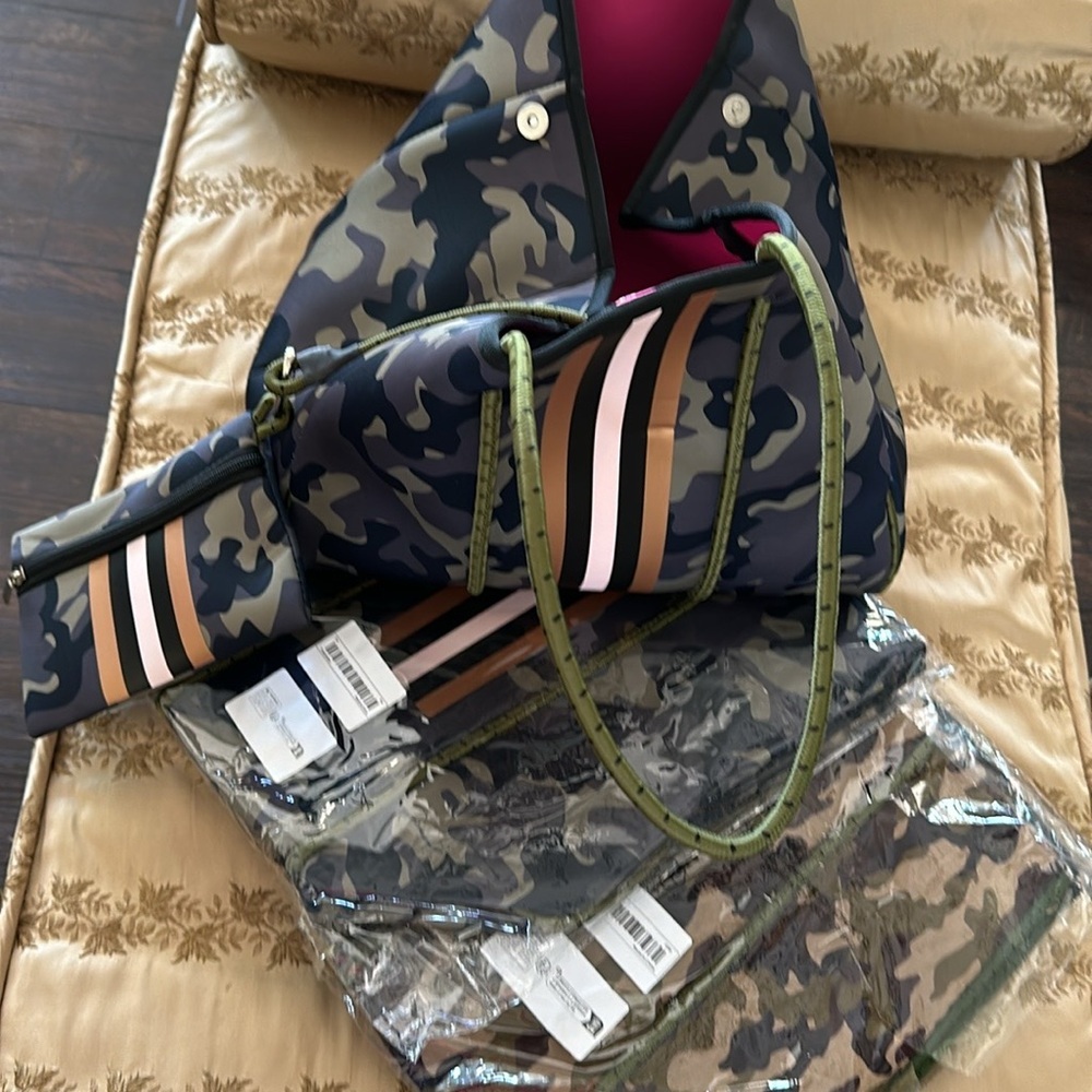 Large Capacity Neoprene Camouflage Tote Bag w/ Coin Pouch - Picture 3 of 13